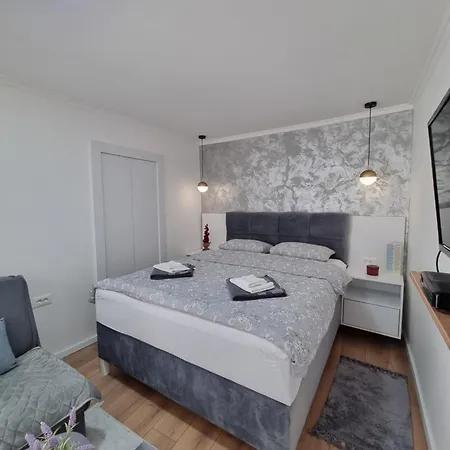 Deni Apartment *